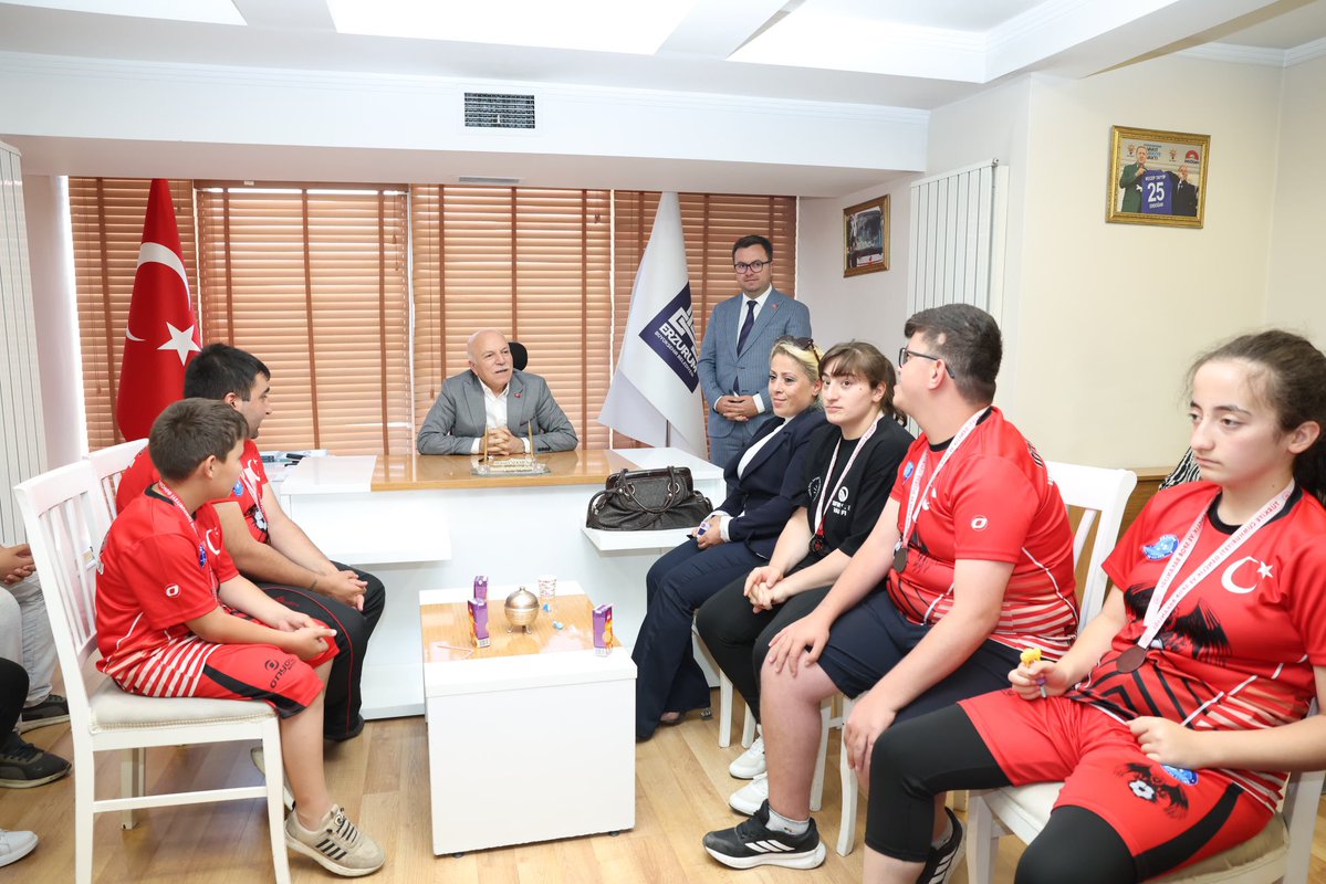 mehmetsekmen's tweet photo. Şehrimizin gururu olan özel sporcularımızı belediyemizde ağırladık. 

Türkiye Özel Sporcular Spor Federasyonu tarafından Muğla Marmaris’te düzenlenen 1. ve 2. Bölge Bocce Müsabakalarında ilimizi ilk kez temsil ederek madalyalarla dönen Erzurum Otizm Spor Kulübü sporcularımız, azimleriyle, gayretleriyle ve ortaya koydukları mücadeleyle hepimizin göğsünü kabarttı.

Engellerin azim karşısında nasıl aşılabileceğini bir kez daha gösteren kıymetli evlatlarımızın her başarısı, Erzurum’umuzun başarısıdır.

Sporcularımızı, ailelerini ve antrenörlerimizi yürekten tebrik ediyor; başarılarının daim olmasını temenni ediyorum.