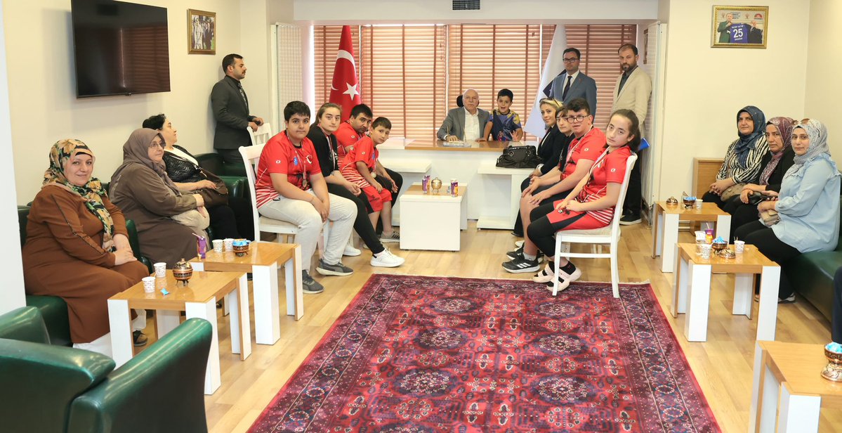 mehmetsekmen's tweet photo. Şehrimizin gururu olan özel sporcularımızı belediyemizde ağırladık. 

Türkiye Özel Sporcular Spor Federasyonu tarafından Muğla Marmaris’te düzenlenen 1. ve 2. Bölge Bocce Müsabakalarında ilimizi ilk kez temsil ederek madalyalarla dönen Erzurum Otizm Spor Kulübü sporcularımız, azimleriyle, gayretleriyle ve ortaya koydukları mücadeleyle hepimizin göğsünü kabarttı.

Engellerin azim karşısında nasıl aşılabileceğini bir kez daha gösteren kıymetli evlatlarımızın her başarısı, Erzurum’umuzun başarısıdır.

Sporcularımızı, ailelerini ve antrenörlerimizi yürekten tebrik ediyor; başarılarının daim olmasını temenni ediyorum.