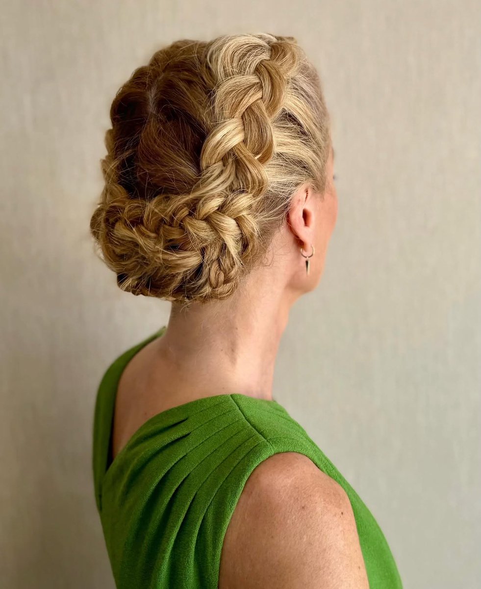venusafeather's tweet photo. I'm a whore for this hair and her nose. https://t.co/c8vh0HTOTw
