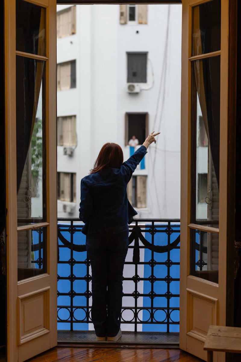 AgenciaElVigia's tweet photo. 🚨 Cristina Kirchner publicó una carta abierta: «El costo democrático de la politización de la Justicia»

La expresidenta Cristina Fernández de Kirchner difundió una carta abierta en la que cuestionó su condena en la causa Vialidad y confirmó que presentó una comunicación ante el Comité de Derechos Humanos de la ONU, al sostener que fue víctima de una persecución política y judicial. 

🗣️ En el documento afirma: «El ataque del que hoy soy víctima no tiene como destinataria únicamente a una persona. Tiene como destinatario a un proyecto político y, por encima de todo, a la voluntad soberana del pueblo argentino». 

📌 También plantea que «la proscripción perpetua es, en realidad, la pena principal», al considerar que las decisiones judiciales buscan impedir su participación política y afectar el derecho de la ciudadanía a elegir libremente a sus representantes. 

🗣️ En otro tramo, sostiene: «La democracia no se agota en la celebración de elecciones. Requiere instituciones que funcionen con imparcialidad y respeto por las garantías fundamentales», y argumenta que su caso representa un problema institucional que trasciende su situación personal. 

⚖️ La presentación ante Naciones Unidas busca que el organismo evalúe si, durante el proceso judicial, se vulneraron derechos y garantías contemplados en el Pacto Internacional de Derechos Civiles y Políticos. Para esa instancia, la exmandataria incorporó a juristas internacionales a su equipo de defensa. 

📲 Leer la carta completa en: [CFK Argentina](https://t.co/Qk3H327uPW)

#CristinaKirchner #ONU #CausaVialidad #Justicia #Política #Argentina