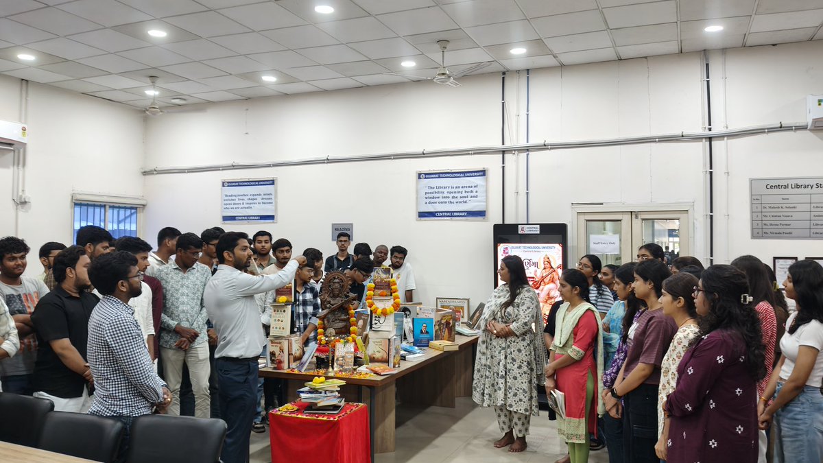 gtuoffice's tweet photo. 📚 ગુરુપૂર્ણિમાએ GTU સેન્ટ્રલ લાઇબ્રેરીમાં પુસ્તકોને આજીવન ગુરુ માની જ્ઞાનપૂજા કરી. 🙏 વિદ્યાર્થીઓએ નિયમિત વાંચનનો સંકલ્પ લીધો. ગુરુ દિશા આપે છે, પુસ્તકો જીવનને પ્રકાશિત કરે છે. 📖✨

#ગુરુપૂર્ણિમા #GTU #ReadingCulture https://t.co/JMdZqAIf6c