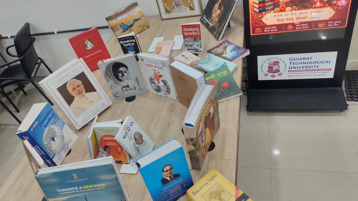 gtuoffice's tweet photo. 📚 ગુરુપૂર્ણિમાએ GTU સેન્ટ્રલ લાઇબ્રેરીમાં પુસ્તકોને આજીવન ગુરુ માની જ્ઞાનપૂજા કરી. 🙏 વિદ્યાર્થીઓએ નિયમિત વાંચનનો સંકલ્પ લીધો. ગુરુ દિશા આપે છે, પુસ્તકો જીવનને પ્રકાશિત કરે છે. 📖✨

#ગુરુપૂર્ણિમા #GTU #ReadingCulture https://t.co/JMdZqAIf6c