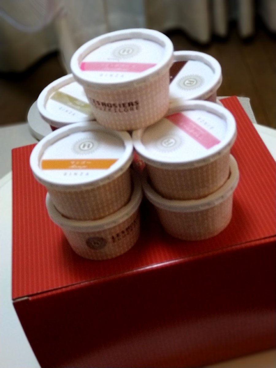 topazpink's tweet photo. 自分にお中元？＝労いかな
クレカのポイントで、アイスセレクションを送ってもらいました♡♡♡　夏、最適のデザート＾＾　＃デザート　＃アイスセレクション　＃労い　＃自分へのご褒美 https://t.co/ZGtNsA7P90