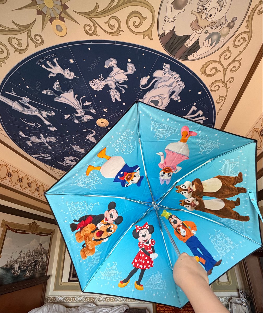 rinrin_rince's tweet photo. 念願のミラコ宿泊が叶った😭✨️
そしてSeaではパーク在庫なし表記だった晴雨兼用折りたたみ傘にたまたま出会えて即購入…！！

このあとゲリラ豪雨になってすぐ使用したんだけど傘の骨めっちゃ強い！舞浜の風に耐えれてる🫪
晴天の日は他の日傘使うほうがUV遮断率いいとは思うんだけどオススメです！ https://t.co/MsJq1bF0qa