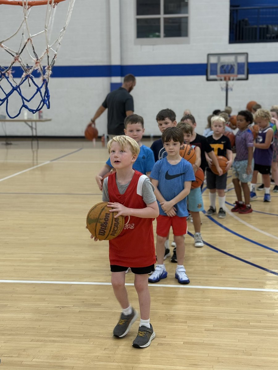 ScotsMBB's tweet photo. 📸 📸 📸

We had a great turnout for our Free Community Camp this week- Thank you Lookout Mountain for letting us serve your kids!

#GoScots 🏴󠁧󠁢󠁳󠁣󠁴󠁿 https://t.co/TVpEXIlAKe
