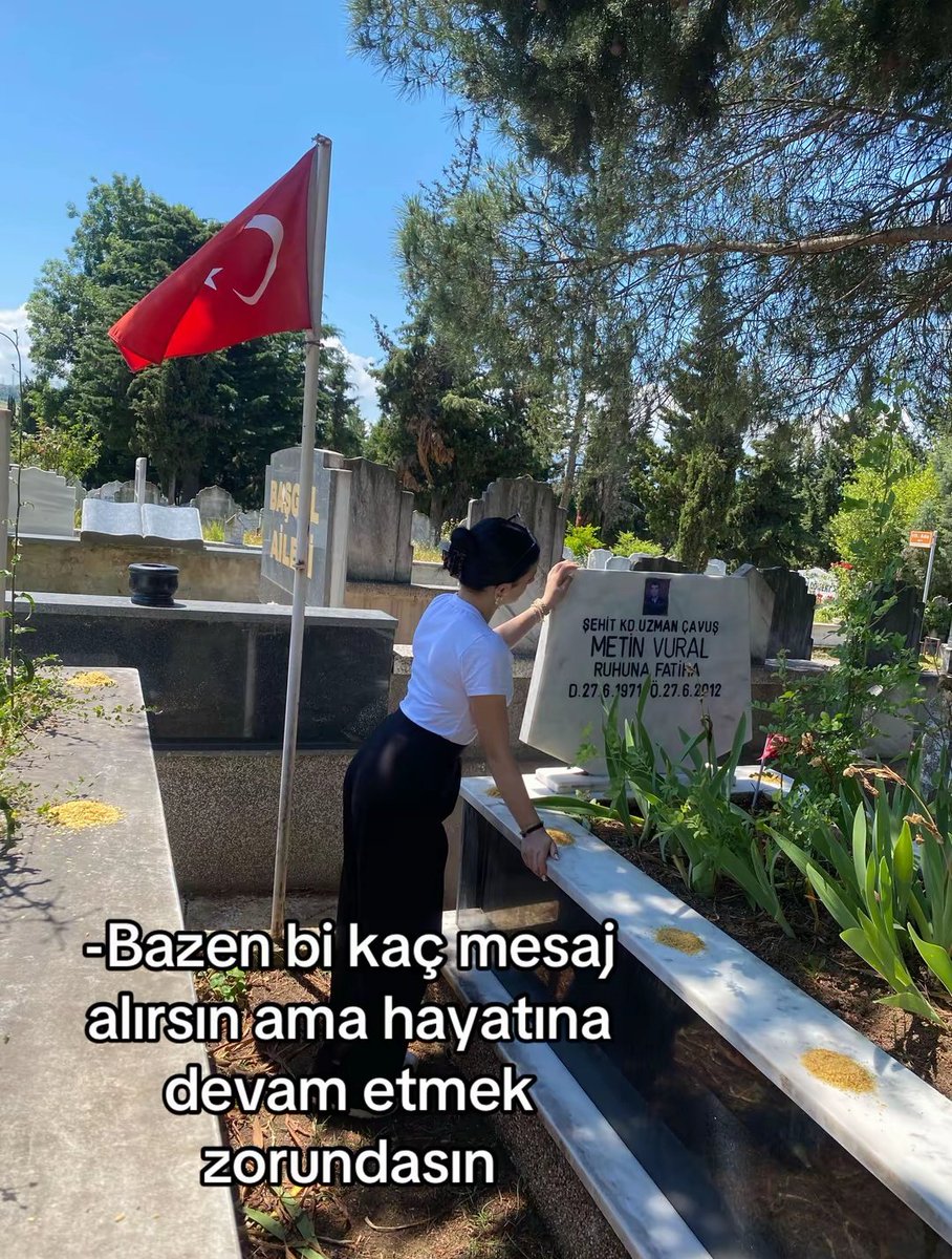 bayrakmedya's tweet photo. Şehit Uzman Çavuş Metin Vural'ın kızı babasının kabri başında bir fotoğraf paylaşınca, 2003 yılında babasıyla birlikte görev yapmış bir askerden babasıyla ilgili duygu dolu bir mesaj aldı. https://t.co/bq4p87Rumi
