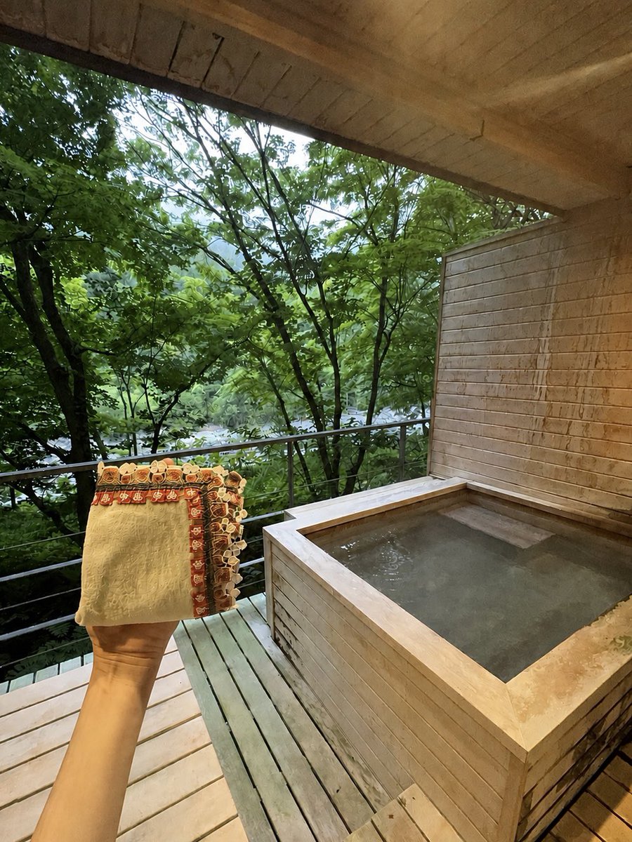 happilyever5555's tweet photo. 庭には「カッパの像」もあり岡本太郎作品を満喫できる貴重な宿泊施設☺️

お部屋は露天風呂付きにして、早朝から夜中まで好きなタイミングでお湯につかりながら奥入瀬渓流を見つめてました👀✨✨

無人になったタイミングがありメインロビーは動画も撮ってみました🎥

#近沢レース
#フェイラー https://t.co/k7r1gmhej3