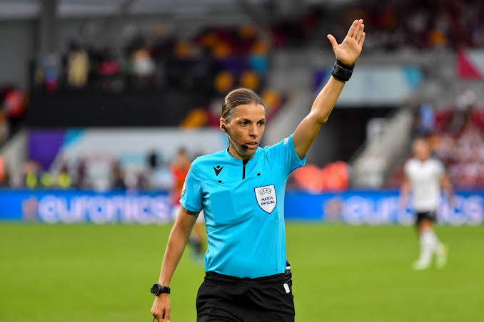 PrinceDeufor's tweet photo. @nocontextfooty After revisionnage of the images, the décisione is : CA GLISSE , no faute, essai de pénalité accordé, kamoulox . #frappart https://t.co/iUAiDD1f1Z