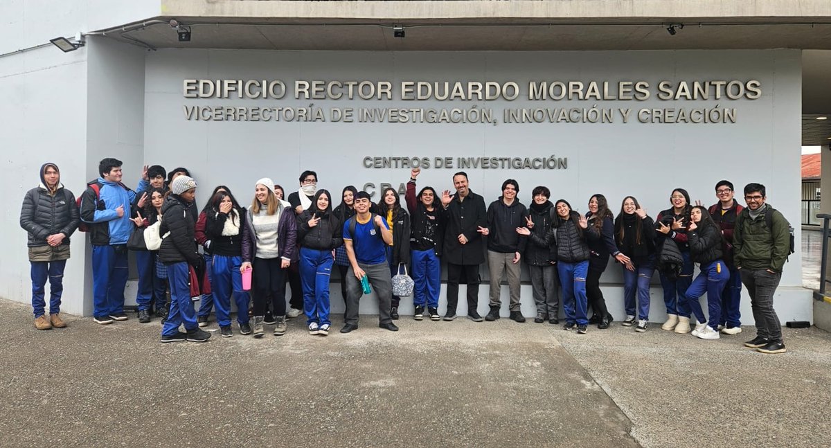 JuanEscrig's tweet photo. Ayer fue un gran día para la divulgación científica. 

Compartí la charla "El Otro Universo: del cosmos al nanocosmos" con el estudiantado del Colegio Verbo Divino y del Colegio Dreyse Belser, además de recorrer junto a ellos los laboratorios de CEDENNA en la USACH.

Seguimos !! https://t.co/7t7oQEdUa6