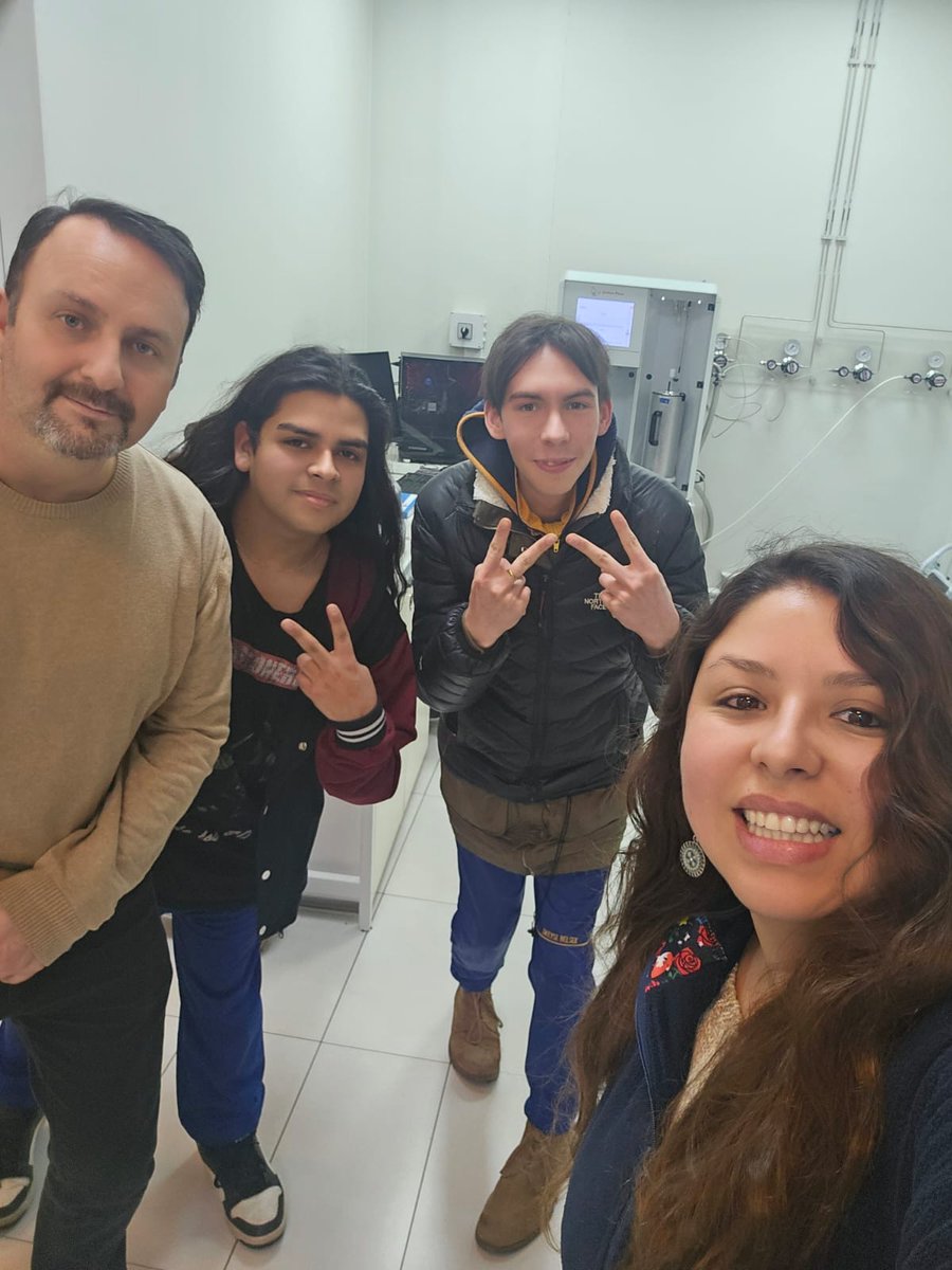 JuanEscrig's tweet photo. Ayer fue un gran día para la divulgación científica. 

Compartí la charla "El Otro Universo: del cosmos al nanocosmos" con el estudiantado del Colegio Verbo Divino y del Colegio Dreyse Belser, además de recorrer junto a ellos los laboratorios de CEDENNA en la USACH.

Seguimos !! https://t.co/7t7oQEdUa6