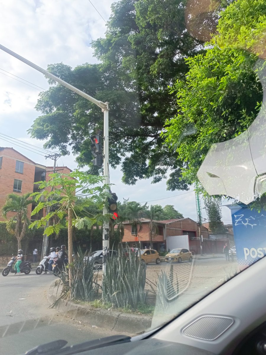 IderAngel's tweet photo. @juanitacatano buenos dias, porfavor ayúdanos con este semáforo que esta colgado, pueda que se lo roben. Cra 70# 1 barrio buenos aires, en la esquina del Polideportivo. https://t.co/20sL5l6RDr