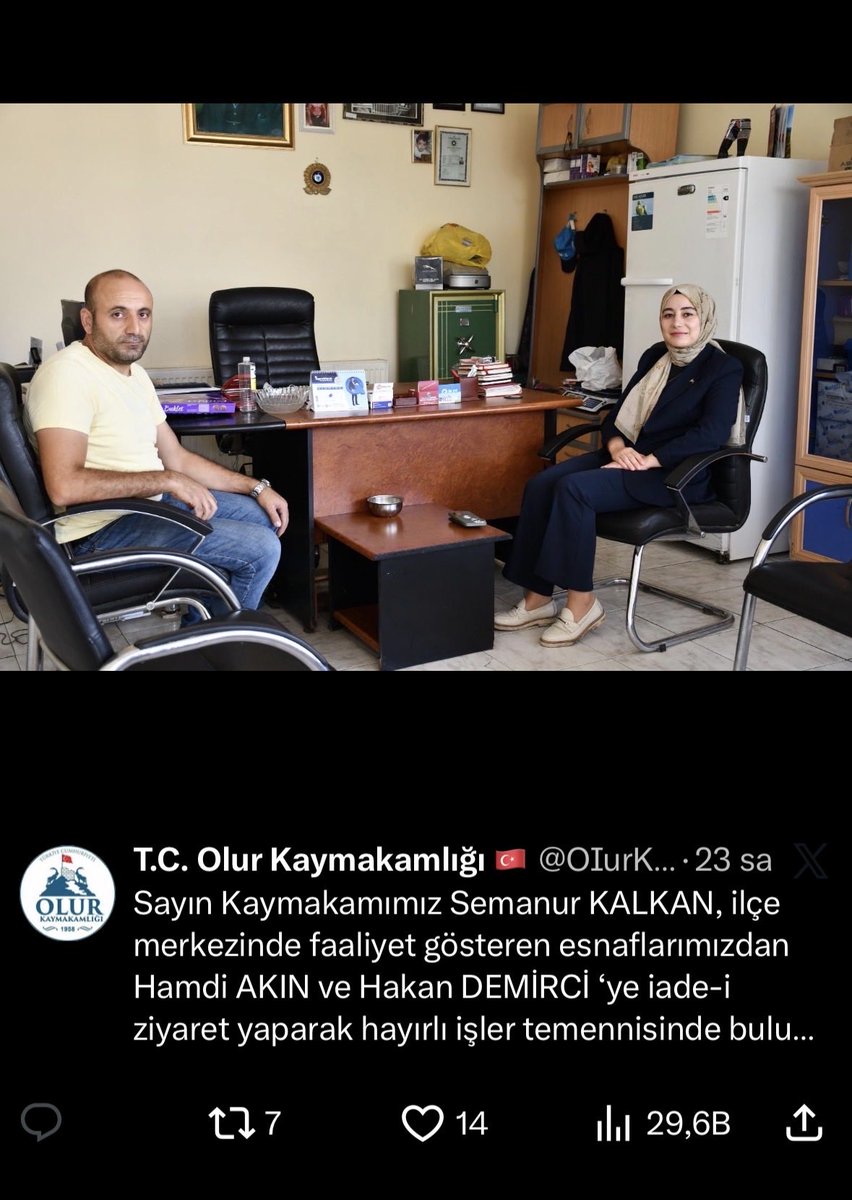 betulazraa's tweet photo. Olur Kaymakamı Esnafla karşılıklı otururken, Jandarma Komutan’ın makamına mı oturuyor? 

Sizin astınıza nezaketiniz yoksa esnafla niye böylesiniz? Yok eğer nezaket sahibiyseniz, askerlere gareziniz mi var? 

Hiç devlet usulü erkanı kalmamış cidden. https://t.co/AJWbBypxZf