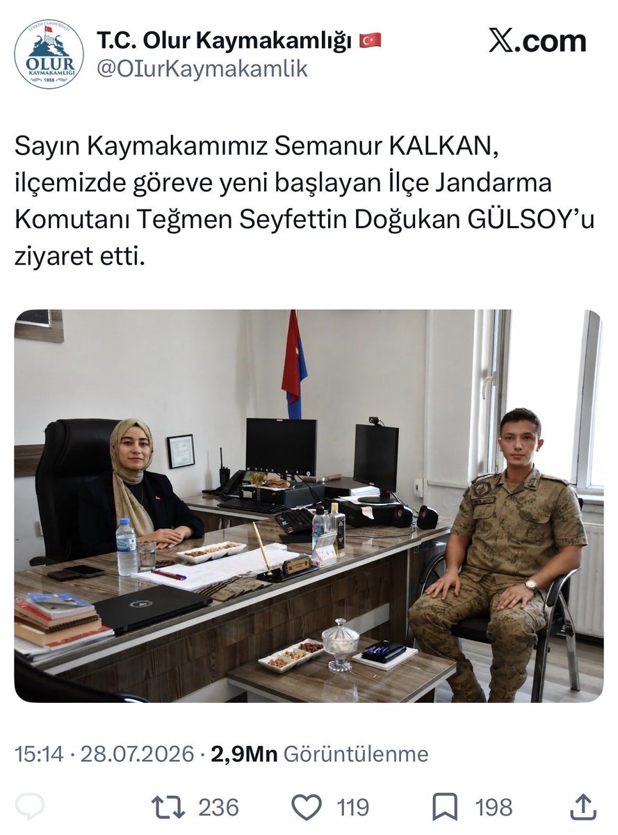 betulazraa's tweet photo. Olur Kaymakamı Esnafla karşılıklı otururken, Jandarma Komutan’ın makamına mı oturuyor? 

Sizin astınıza nezaketiniz yoksa esnafla niye böylesiniz? Yok eğer nezaket sahibiyseniz, askerlere gareziniz mi var? 

Hiç devlet usulü erkanı kalmamış cidden. https://t.co/AJWbBypxZf