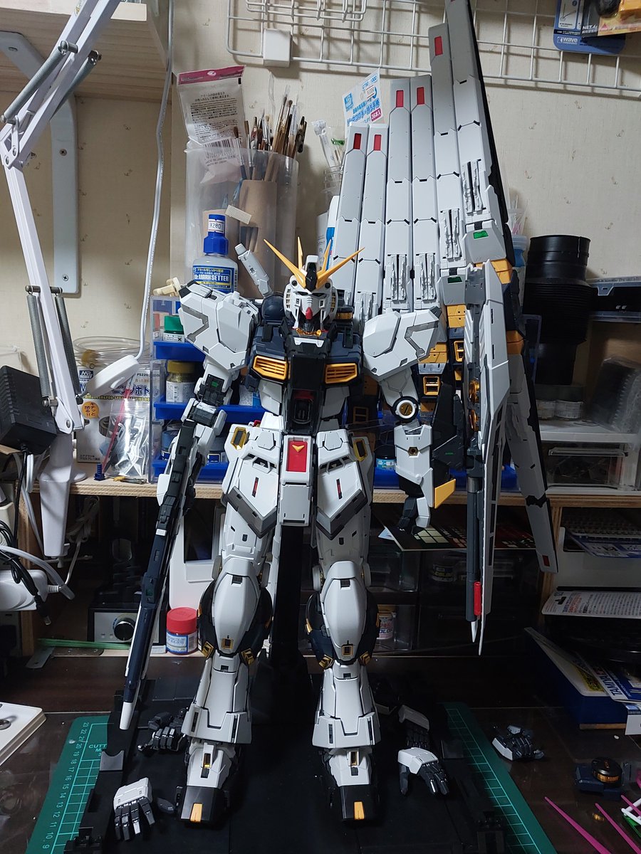 cheezucaki's tweet photo. 先週の連休に気まぐれに作り始めたνガンダム、塗装はまだだけど取り敢えず完成！
大きすぎて保管場所が無くて困ってる... https://t.co/QYGoLCsrRm