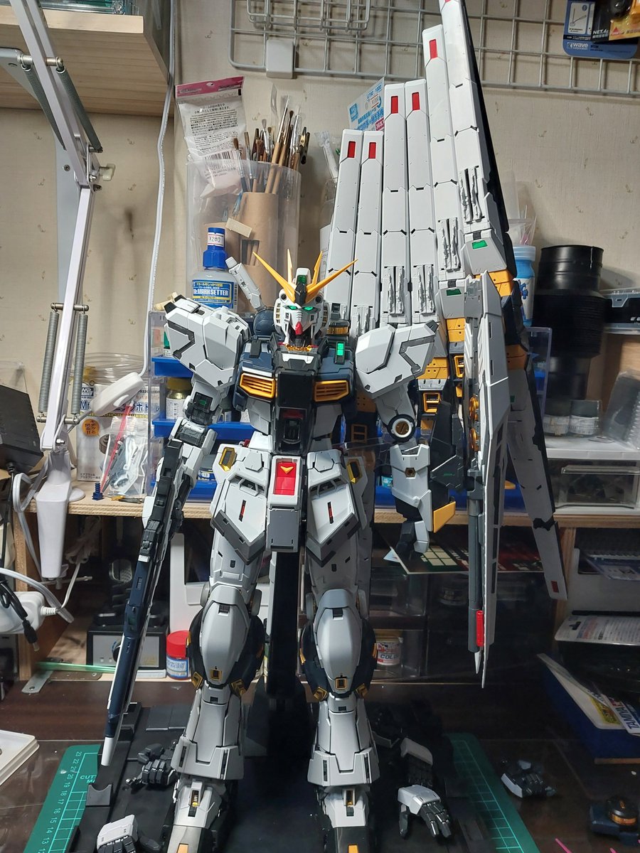 cheezucaki's tweet photo. 先週の連休に気まぐれに作り始めたνガンダム、塗装はまだだけど取り敢えず完成！
大きすぎて保管場所が無くて困ってる... https://t.co/QYGoLCsrRm