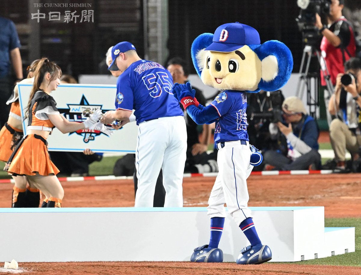 chunichiphoto's tweet photo. 【ドラゴンズ】MVPを受賞した細川選手を祝福するドアラ #中日新聞 #中日スポーツ https://t.co/eOX3Nzkxhp