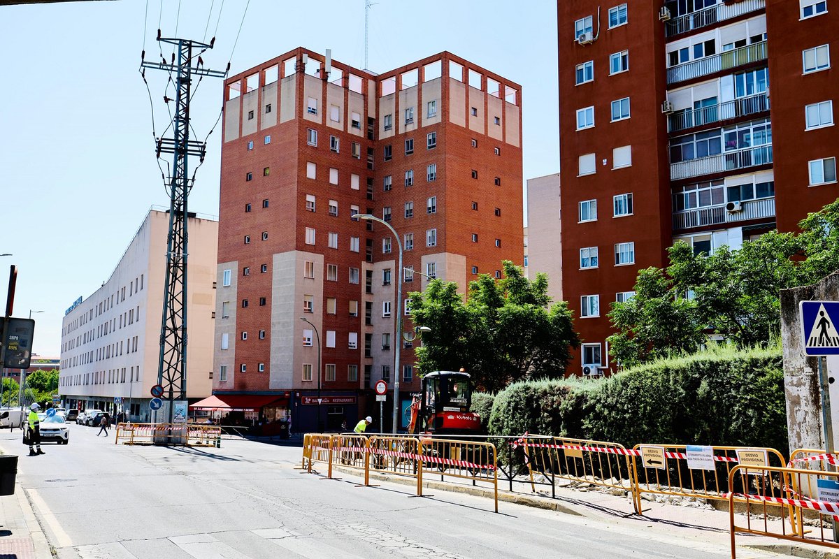 AytoMostoles's tweet photo. 🚧 Continúan las obras de soterramiento de la torre de media tensión de la Avenida Olímpica, una actuación con una inversión de 157.751 € que permitirá mejorar la seguridad y la accesibilidad en el barrio de El Soto.

🔎+info: https://t.co/qHIoeQhdDy https://t.co/UVwW6GwxX5