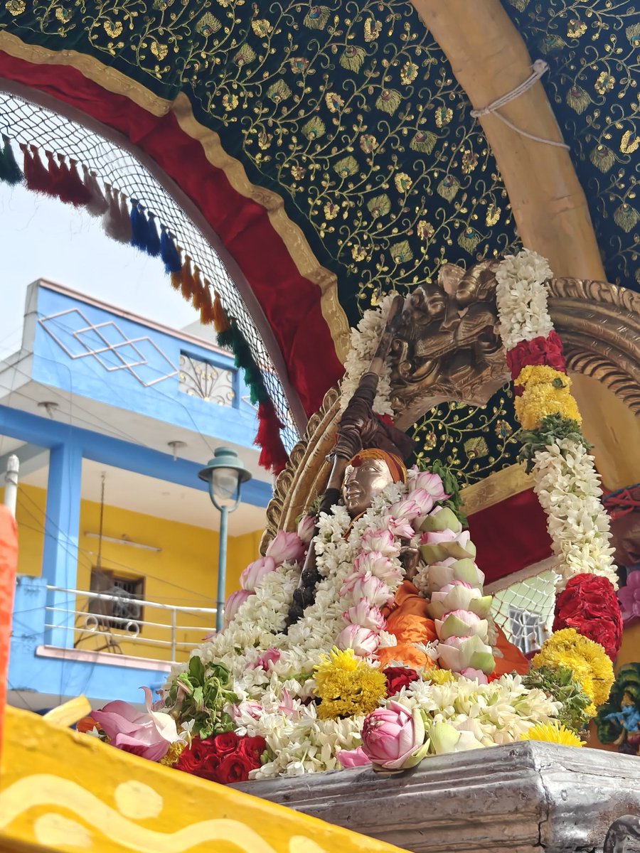 KanchiMatham's tweet photo. Guru Poornima - the utsava murti of Jagadguru Adi Shankaracharya was taken out in procession through the Raja veethis in #Kanchipuram. Earlier, visesha pujas and abhishekam was performed at Sri #Kanchi Kamakshi Ambal Devasthanam..#kamakoti https://t.co/CZBt5cwfxP