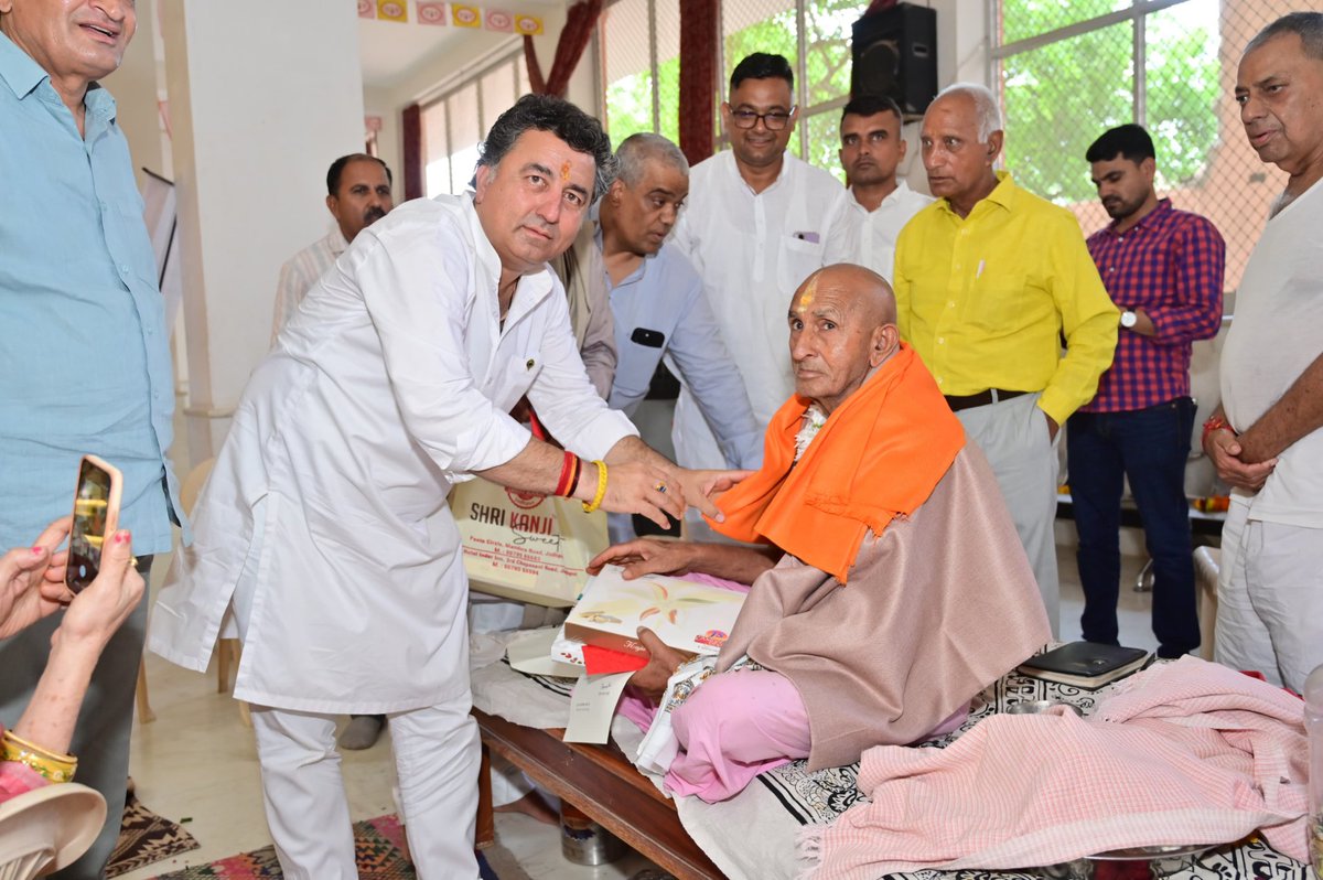 kkvishnoibjp's tweet photo. आज गुरु पूर्णिमा के अत्यंत पावन अवसर पर प्रदेश के यशस्वी मुख्यमंत्री माननीय श्री @BhajanlalBjp जी की अभिनव पहल एवं निर्देशानुसार आयोजित "गुरु वंदन कार्यक्रम" में सहभागिता करने का परम सौभाग्य प्राप्त हुआ।

​इस पुनीत अवसर पर चाँदपोल, जोधपुर स्थित शाहपुर पीठ, बड़ा रामद्वारा पहुँचकर श्रद्धेय संत श्री मोहनराम जी महाराज के दर्शन किए। गुरुदेव को शॉल एवं श्रीफल भेंट कर उनका मंगल आशीर्वा��� प्राप्त किया और समस्त प्रदेशवासियों के कल्याण, सुख-शांति व निरंतर समृद्धि की प्रार्थना की। संतों का यह पावन सानिध्य और मार्गदर्शन ही हमारे सुशासन तथा जनकल्याण के संकल्प का मुख्य आधार है।

इस अवसर पर जोधपुर शहर भाजपा जिलाध्यक्ष श्री राजेंद्र पालीवाल जी, जिला उपाध्यक्ष श्री मनीष पुरोहित जी सहित अन्य गणमान्यजन उपस्थित रहे।

#गुरु_पूर्णिमा

@BJP4Rajasthan @BJP4India @RajGovOfficial @RajCMO @DIPRRajasthan
