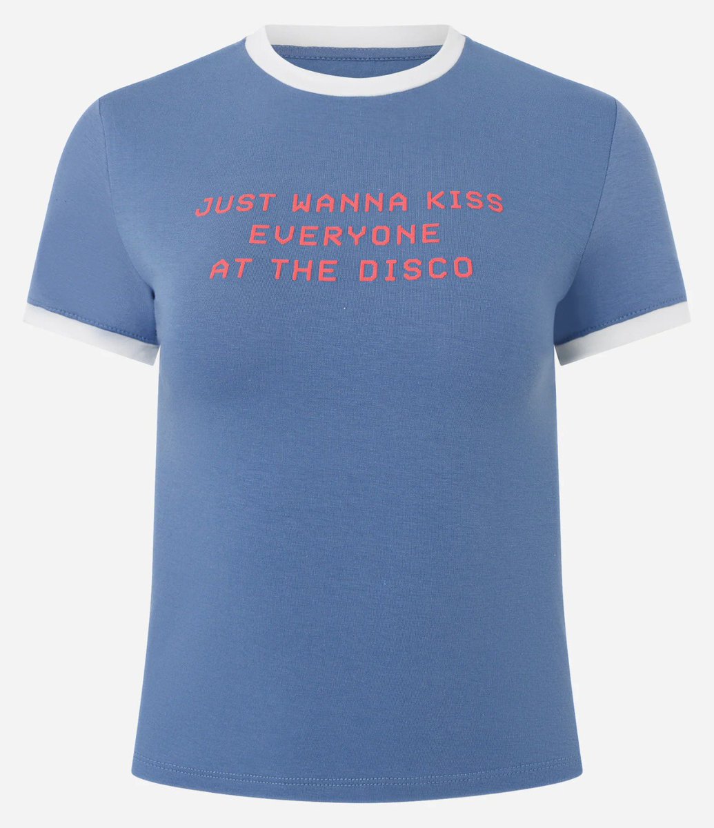 harrysbrasil's tweet photo. Uma nova camiseta da era “Kiss All The Time. Disco, Occasionally.”, do Harry Styles, está à venda nas Lojas Renner.

Compre já: https://t.co/BLqa99QKh8 https://t.co/R2i4EExNu0