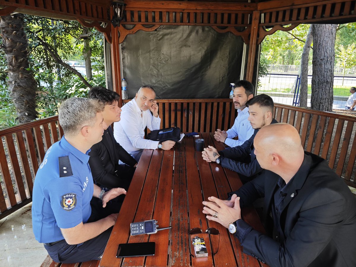 mhpsariyer_'s tweet photo. İlçe Başkanımız Vedat Şahin, ilçe yöneticilerimiz ile birlikte Çayırbaşı Karakol Amiri Komiser Sayın Hakan Tungut’u makamında ziyaret etti.

Gerçekleştirilen ziyarette, İl Başkanımız Sayın Volkan Yılmaz’ın selam ve muhabbetleri kendilerine iletildi. https://t.co/jL7EEga35V