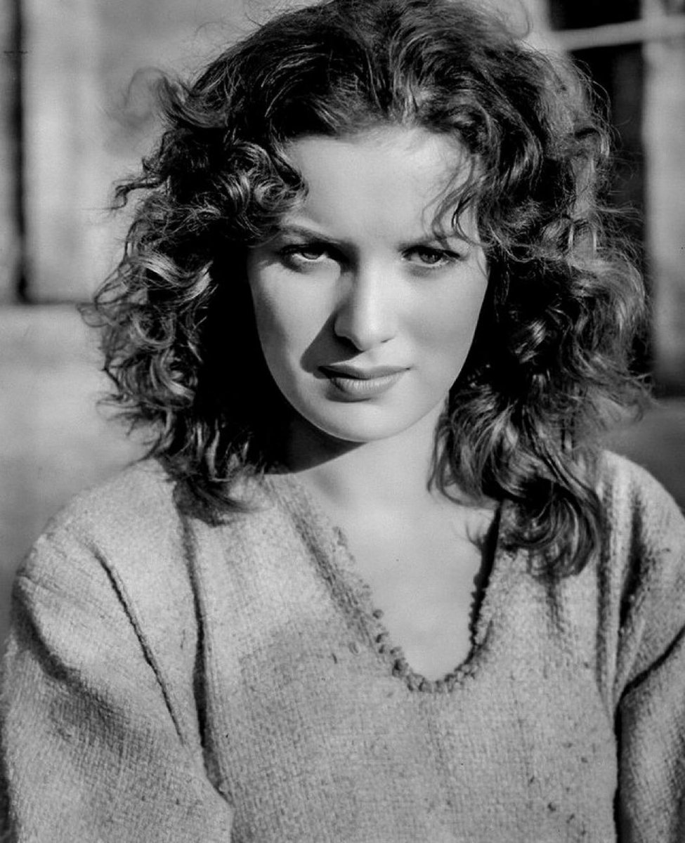 For_Film_Fans's tweet photo. Maureen O’Hara on the set of 

THE HUNCHBACK OF NOTRE DAME (1939) https://t.co/iPU3ege6UW