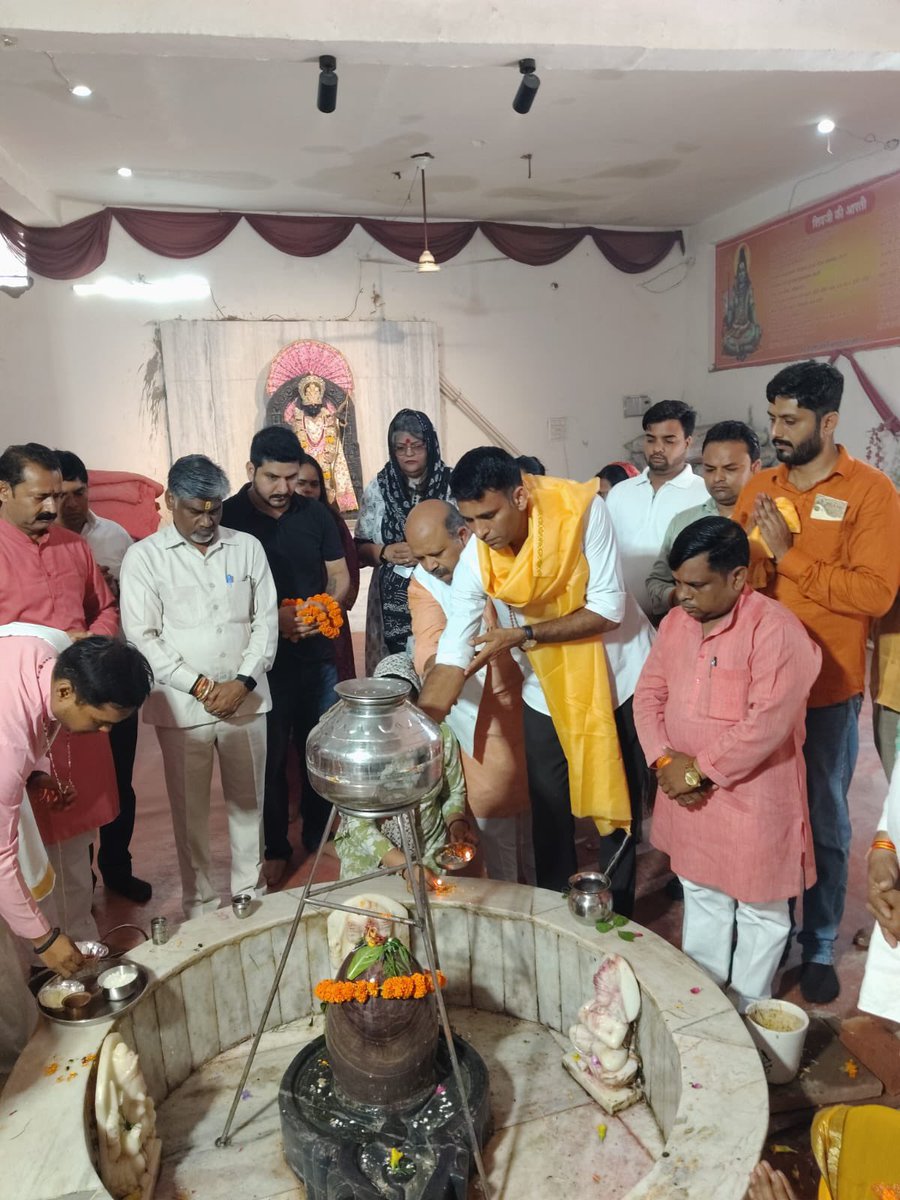 YatendraMedia's tweet photo. गुरु पूर्णिमा के पावन पर्व पर श्रद्धा, सेवा और संस्कार का अनुपम संगम। 

आज मा. महानगर अध्यक्ष श्री मयंक गोयल जी के साथ गाज़ियाबाद की पावन सिद्ध पीठ श्री दूधेश्वर नाथ मंदिर, प्रताप विहार के बालाजी मंदिर एवं विजय नगर के श्री लक्ष्मीनारायण मंदिर में विधिवत पूजन-अर्चन कर प्रदेश एवं देश की सुख-समृद्धि, शांति और जनकल्याण की मंगलकामना की।

इस शुभ अवसर पर पूज्य संत-महंतों एवं आदरणीय पुजारियों का वंदन कर उनका आशीर्वाद प्राप्त किया तथा उनका सम्मान करने का सौभाग्य मिला।

भारतीय संस्कृति में गुरु केवल ज्ञान के स्रोत नहीं, बल्कि जीवन को सत्य, सेवा और राष्ट्रधर्म के पथ पर अग्रसर करने वाले प्रेरणास्रोत हैं। गुरु परंपरा का सम्मान करना हमारी सनातन संस्कृति के मूल्यों का सम्मान है।

समस्त प्रदेश एवं देशवासियों को गुरु पूर्णिमा की हार्दिक शुभकामनाएँ।
महादेव सभी पर अपनी कृपा बनाए रखें।

हर-हर महादेव! 🚩🙏

#गुरुपूर्णिमा #GuruPurnima #हरहरमहादेव #दूधेश्वरनाथ #Ghaziabad #सनातन_संस्कृति #सेवा_ही_संगठन #BJP