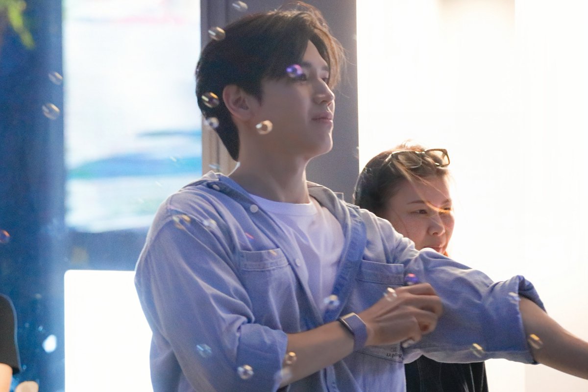 lk_piing's tweet photo. ถึงภาพจะเบลอ แสงจะมืด แต่นิววี่ก็ยังสวยเสมอ🫠🥰

TAYNEW POLCASAN FAMSIGN
#งานมหกรรมนิยายนานาชาติ2026xTayNew
#Newwiee https://t.co/3AG330RH69