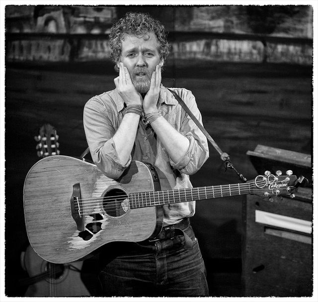 alyosacehov's tweet photo. Glen Hansard Hayatta tanıyıp, dinlediğimiz kaç kişiye yürekten sanatçı diyebiliyoruz? O tam öyle bizdendi, içtendi, yüreğinden çalıp söylüyordu. Çok ani oldu gidişi. Bu parmaklar aylar öncesinde o güzel sesi için birçok güzel şey yazmıştı, şimdi… off, çok özleneceksin. https://t.co/ImlMOjJ8Nk