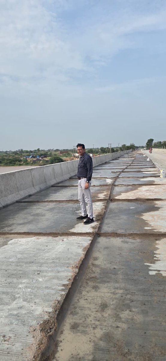 rnbsrn's tweet photo. ધ્રાંગધ્રા - કૂડા રોડ પર આવેલા મેજર બ્રિજ (Major Bridge) ની કાર્યપાલક ઈજનેર શ્રી (Executive Engineer) દ્વારા રૂબરૂ મુલાકાત લઈ બ્રિજની સુરક્ષા અને પદ્ધતિસરનું નિરીક્ષણ કરવામાં આવ્યું. #RoadRepair #Monsoon2026 #GujaratGovernment #RoadsAndBuildings #MonsoonUpdates https://t.co/cxasvuAWfY