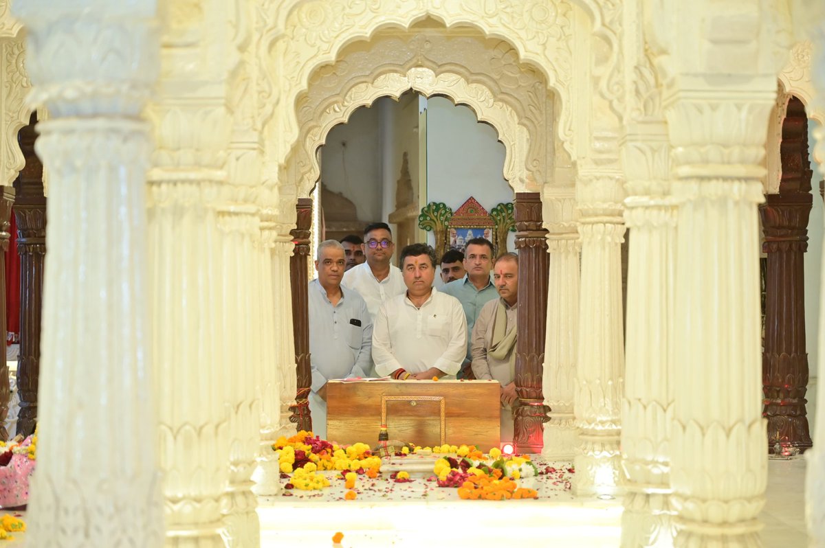 kkvishnoibjp's tweet photo. आज गुरु पूर्णिमा के अत्यंत पावन अवसर पर प्रदेश के यशस्वी मुख्यमंत्री माननीय श्री @BhajanlalBjp जी की अभिनव पहल एवं निर्देशानुसार आयोजित "गुरु वंदन कार्यक्रम" में सहभागिता करने का परम सौभाग्य प्राप्त हुआ।

​इस पुनीत अवसर पर चाँदपोल, जोधपुर स्थित शाहपुर पीठ, बड़ा रामद्वारा पहुँचकर श्रद्धेय संत श्री मोहनराम जी महाराज के दर्शन किए। गुरुदेव को शॉल एवं श्रीफल भेंट कर उनका मंगल आशीर्वा��� प्राप्त किया और समस्त प्रदेशवासियों के कल्याण, सुख-शांति व निरंतर समृद्धि की प्रार्थना की। संतों का यह पावन सानिध्य और मार्गदर्शन ही हमारे सुशासन तथा जनकल्याण के संकल्प का मुख्य आधार है।

इस अवसर पर जोधपुर शहर भाजपा जिलाध्यक्ष श्री राजेंद्र पालीवाल जी, जिला उपाध्यक्ष श्री मनीष पुरोहित जी सहित अन्य गणमान्यजन उपस्थित रहे।

#गुरु_पूर्णिमा

@BJP4Rajasthan @BJP4India @RajGovOfficial @RajCMO @DIPRRajasthan