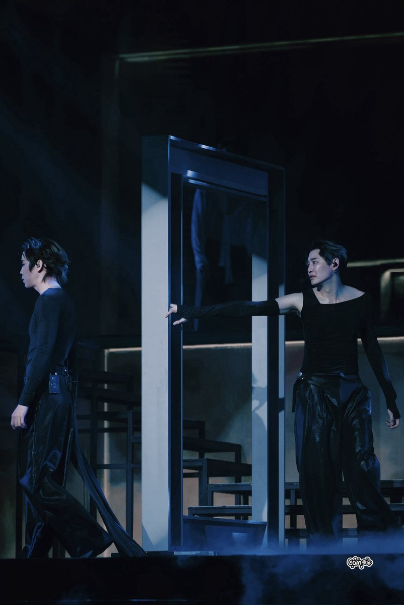 MyDreamICanFly's tweet photo. สีหน้าแววตาลูกชายดูคิดถึง ดูโหยหา ดูพยามไขว่คว้าดีเน๊าะ   อยากรู้ว่าตอนทำโชว์ Story ที่รับบรีฟมาคืออะไร หรือ คิดเอง ทำฟีลเอง #bb0un 

     D1                                      D2 https://t.co/MQy1icb7vR