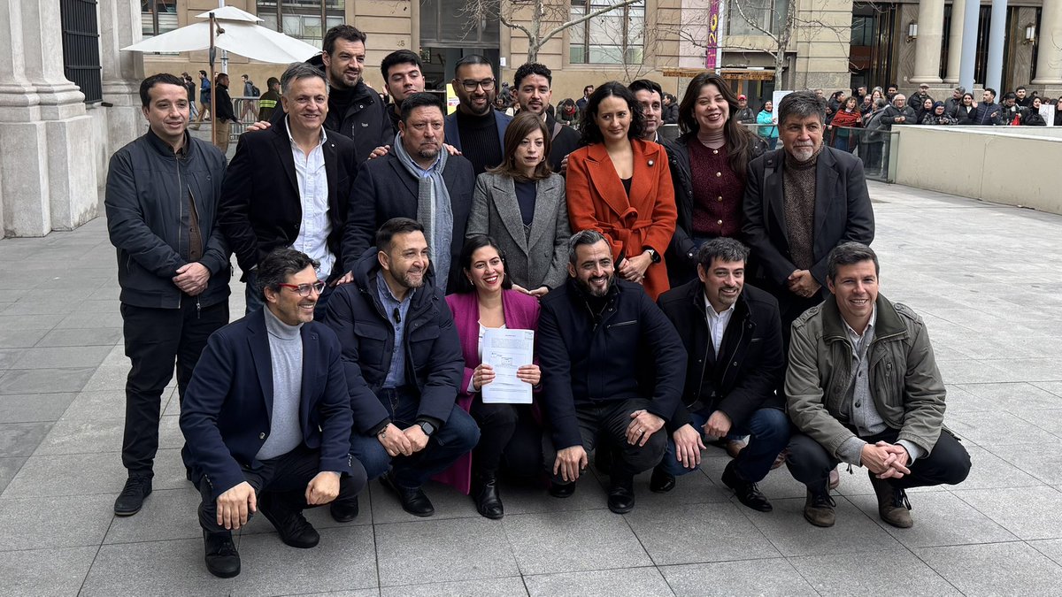 cn_castro's tweet photo. En 10 años como alcalde no había visto a un ministro ponerle el pie encima a los municipios como ahora. En campaña, @ChileVamosCL, sus alcaldes y su candidata @evelynmatthei rechazaban con fuerza la exención a contribuciones por regresiva y por su impacto en el financiamiento local, especialmente a los municipios más pobres. Hoy, parte de esa derecha se rinde ante el "todo o nada" soberbio de Quiroz y busca justificarlo desde la @ACHMChile.

Comparto nuestra declaración 👇🏼