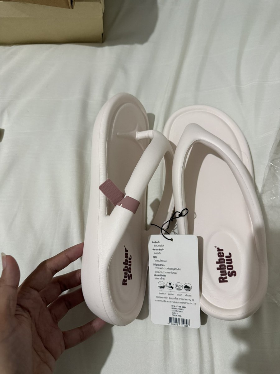 umoumoqko's tweet photo. Rubber soul สีชมพูอ่อนๆ 
Size :41-42 ใส่ได้นะ 26 cm
ซื้อมาแล้วใหญ่ไป😭
150.- รวมส่ง

#ส่งต่อ #ส่งต่อรองเท้า #ส่งต่อเสื้อผ้า https://t.co/Vhs7JkgmWz