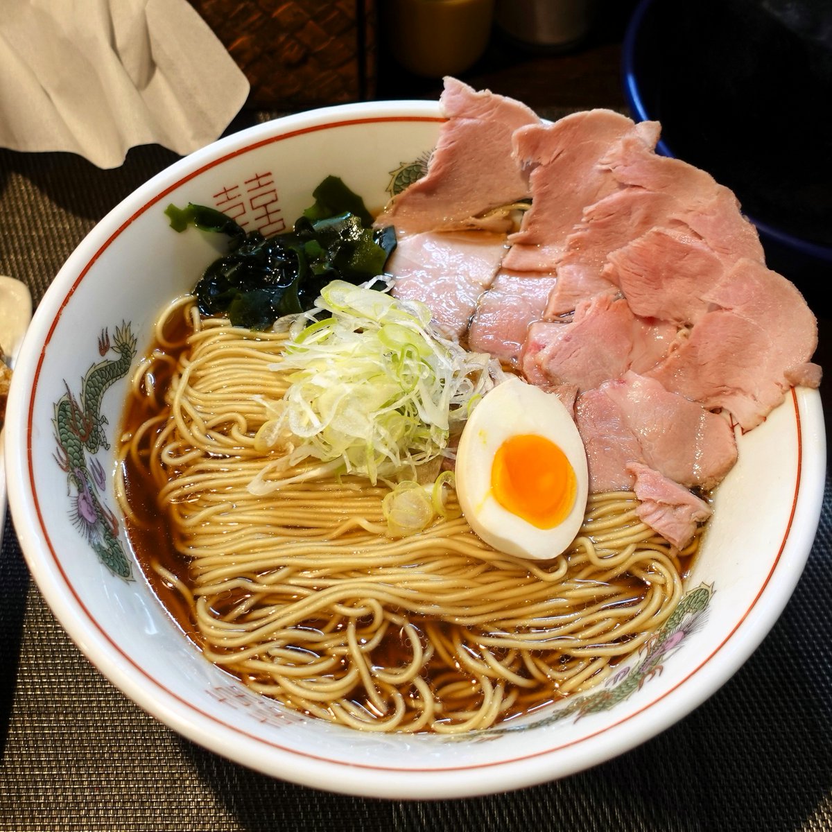 agunesu_dejitar's tweet photo. かしやさん
中華そば(大)･ｺﾞﾛｺﾞﾛﾁｬｰﾏﾖ丼･ｻｯｸｻｸ唐揚げ

親鳥の旨味が抜群のお出汁+濃い目の醤油がﾊﾞｯﾁと効いた厚みのあるｽｰﾌﾟが､めちゃめちゃ旨い😋

低加水の自家製の細麺は腰が強くて小麦の風味も良く､卓上のｺｼｮｳを少しふって食べるともう最高で､具材のﾚｱﾁｬｰｼｭｰ､味玉､ﾈｷﾞにﾜｶﾒの風味も良く最高に旨い😍😍😍

ﾁｬｰﾏﾖ丼やｼﾞｭｰｼｰな唐揚げも超ｵｽｽﾒです😋