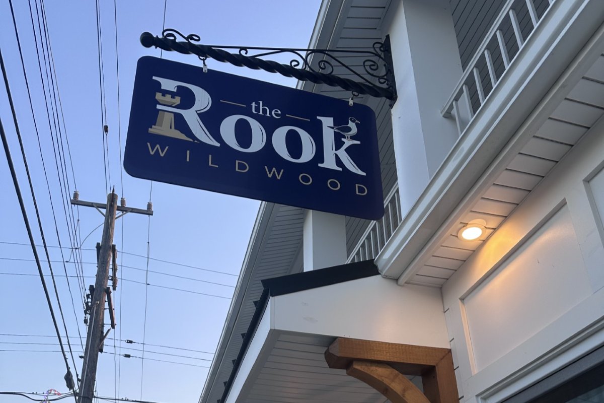 MainLineToday's tweet photo. Want to try a new restaurant down the Shore? With a lively outdoor bar, crush flights and a varied menu, the Rook brings a distinctly beach vibe to Wildwood. Link in the first comment.

#mainlinetoday #foodie #wildwoodnj #restaurants #jerseyshore https://t.co/QgMu7ZsoMd