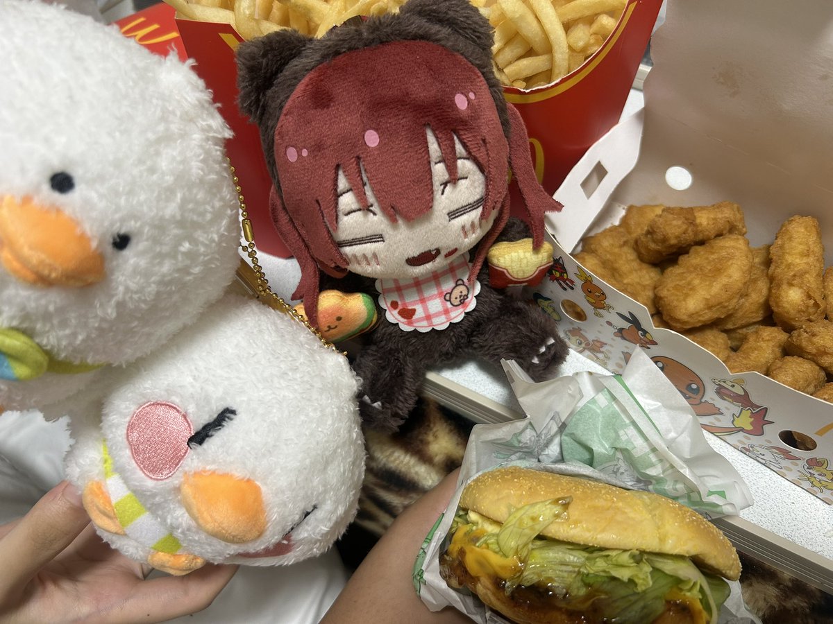 UnderRevive's tweet photo. 明日は船長の誕生日！！！
なのでポテトなど買ってお祝いしてます
クマリン美味しいね〜😄 https://t.co/7ZWaymQ8pj