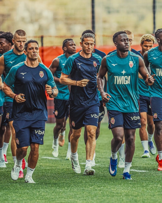 eurofootcom's tweet photo. 🇧🇷🏃‍♂️ Monaco manager Filipe Luis getting involved in pre-season running drills with his squad! ❤️🤍💪 https://t.co/A5jryV9sti