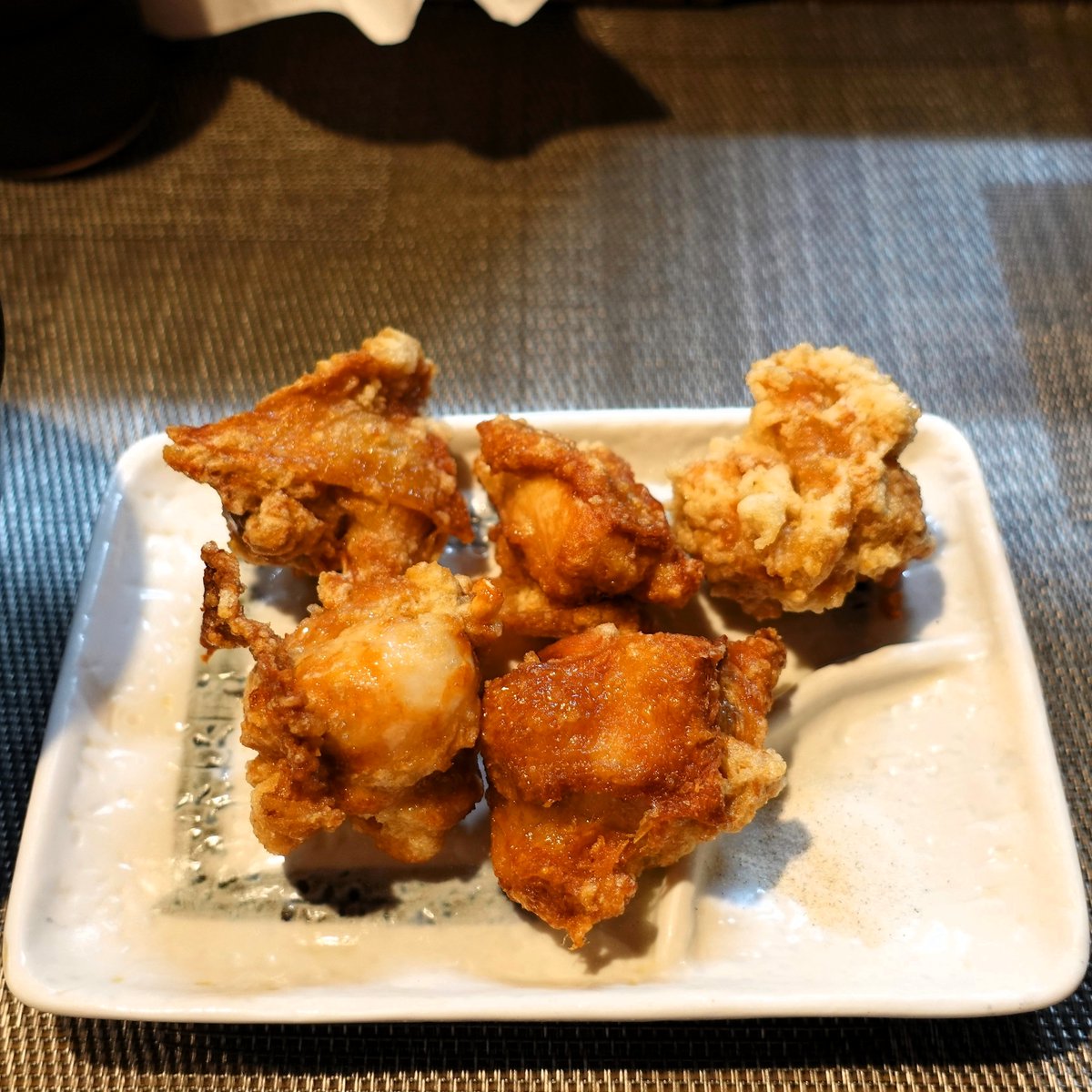 agunesu_dejitar's tweet photo. かしやさん
中華そば(大)･ｺﾞﾛｺﾞﾛﾁｬｰﾏﾖ丼･ｻｯｸｻｸ唐揚げ

親鳥の旨味が抜群のお出汁+濃い目の醤油がﾊﾞｯﾁと効いた厚みのあるｽｰﾌﾟが､めちゃめちゃ旨い😋

低加水の自家製の細麺は腰が強くて小麦の風味も良く､卓上のｺｼｮｳを少しふって食べるともう最高で､具材のﾚｱﾁｬｰｼｭｰ､味玉､ﾈｷﾞにﾜｶﾒの風味も良く最高に旨い😍😍😍

ﾁｬｰﾏﾖ丼やｼﾞｭｰｼｰな唐揚げも超ｵｽｽﾒです😋