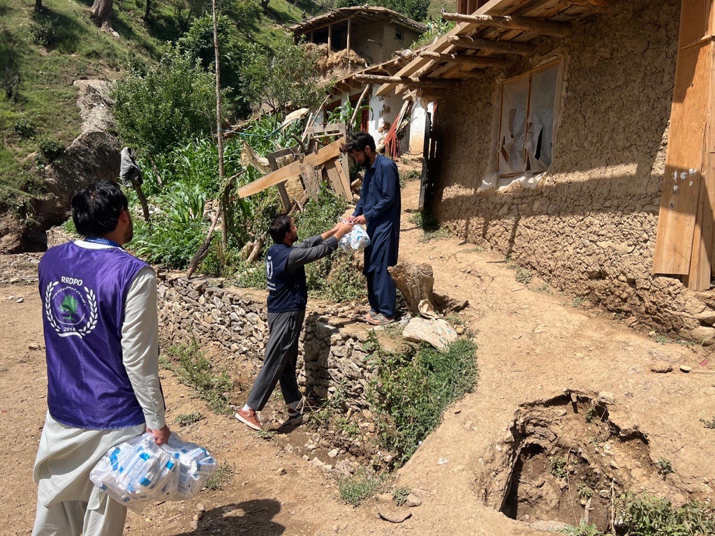 WFP_Arabic's tweet photo. تسببت الفيضانات المفاجئة بنورستان في #أفغنستان في خسائر بشرية، وألحقت أضراراً بالمنازل والبنية التحتية، مما ترك الأسر المتضررة في حاجة ماسة للدعم.
ورغم الصعوبات التي واجهت وصول المساعدات الإنسانية، تمكنت فرق البرنامج من عبور التضاريس الوعرة لتقديم المساعدة الأساسية للمتضررين https://t.co/y8yEFK6mRt