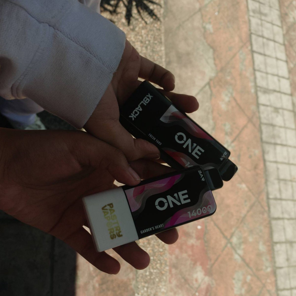 fwakiexe's tweet photo. in a world full of vapes n cigs, i am both #yositwt https://t.co/xEYTuTnKWl