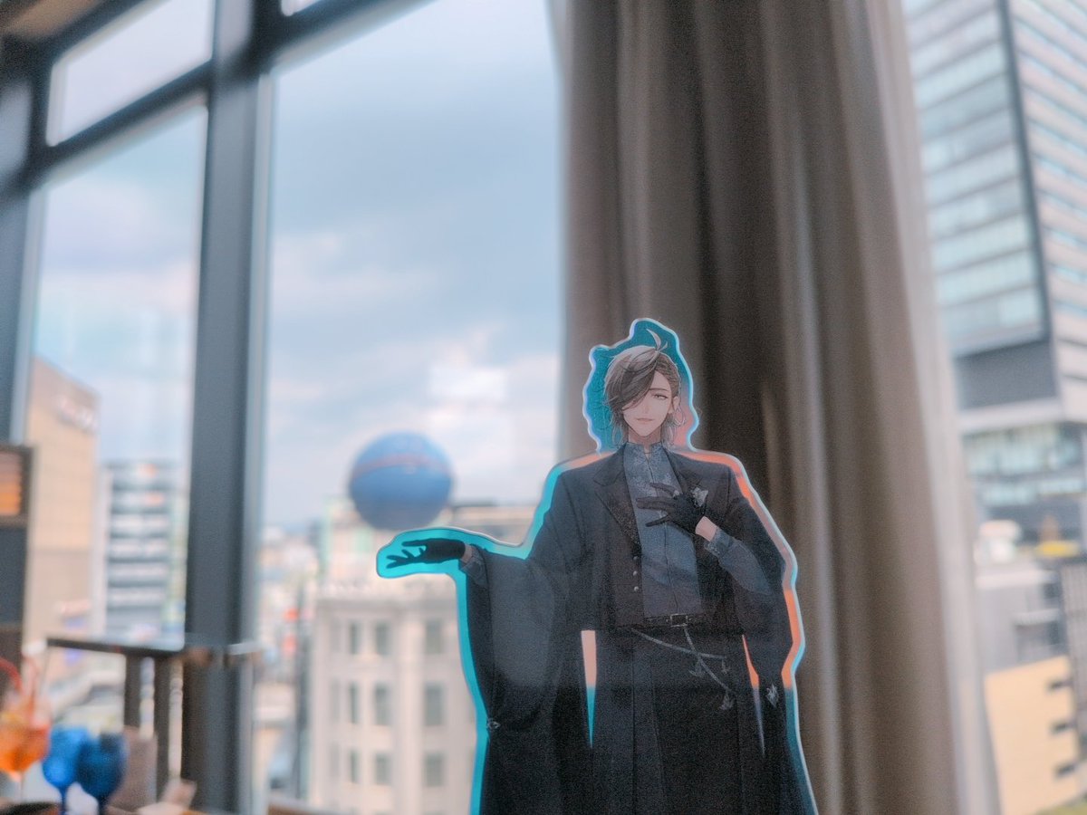 __no_ma_'s tweet photo. モニュメントを持ち上げる・エバンス　ランチを紹介してくれる・エバンス https://t.co/hquvlKVOqc