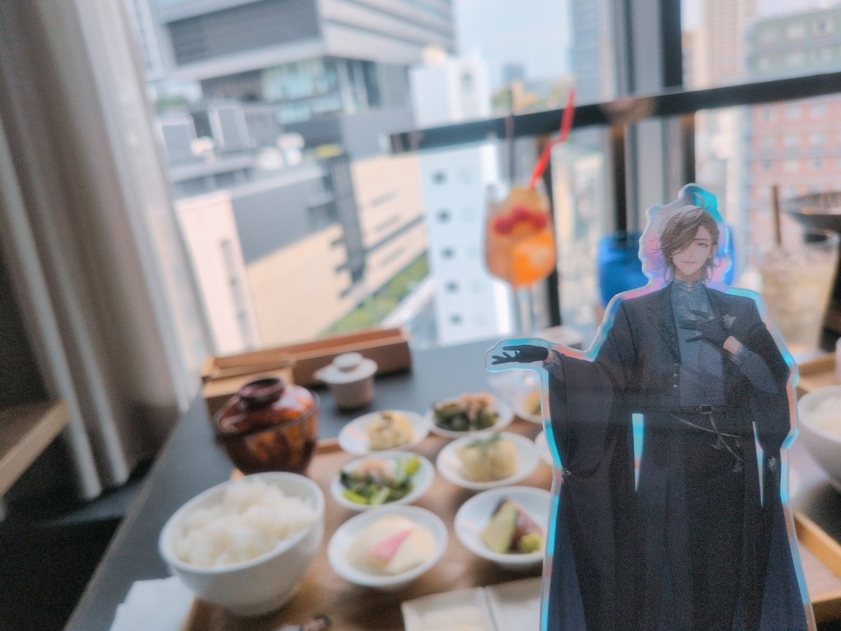 __no_ma_'s tweet photo. モニュメントを持ち上げる・エバンス　ランチを紹介してくれる・エバンス https://t.co/hquvlKVOqc
