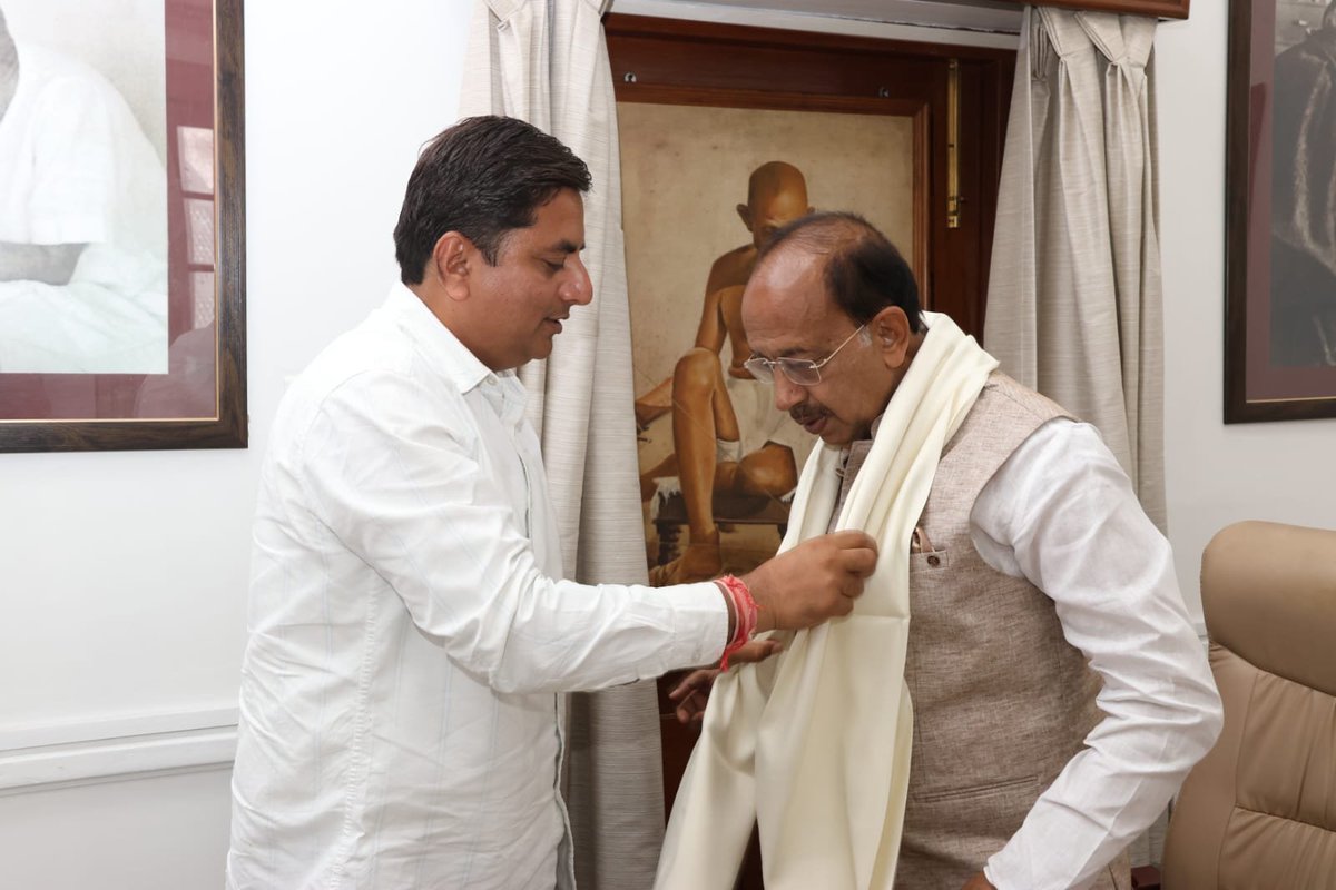 VijayGoelBJP's tweet photo. आज गांधी स्मृति कार्यालय में भारतीय जनता पार्टी, दिल्ली प्रदेश के नवनियुक्त प्रदेश मंत्री श्री गौरव खारी जी ने शिष्टाचार भेंट की एवं आशीर्वाद प्राप्त किया।

मुझे पूर्ण विश्वास है कि माननीय प्रधानमंत्री श्री @narendramodi जी के कुशल नेतृत्व एवं मार्गदर्शन में आपका अनुभव, समर्पण और नेतृत्व संगठन को नई शक्ति, नई दिशा और नई ऊँचाइयों तक ले जाएगा।

आपके सफल एवं उज्ज्वल कार्यकाल के लिए हार्दिक शुभकामनाएँ।

@BJP4Delhi @BJP4India
