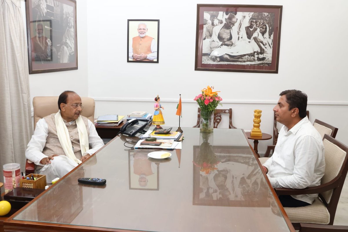 VijayGoelBJP's tweet photo. आज गांधी स्मृति कार्यालय में भारतीय जनता पार्टी, दिल्ली प्रदेश के नवनियुक्त प्रदेश मंत्री श्री गौरव खारी जी ने शिष्टाचार भेंट की एवं आशीर्वाद प्राप्त किया।

मुझे पूर्ण विश्वास है कि माननीय प्रधानमंत्री श्री @narendramodi जी के कुशल नेतृत्व एवं मार्गदर्शन में आपका अनुभव, समर्पण और नेतृत्व संगठन को नई शक्ति, नई दिशा और नई ऊँचाइयों तक ले जाएगा।

आपके सफल एवं उज्ज्वल कार्यकाल के लिए हार्दिक शुभकामनाएँ।

@BJP4Delhi @BJP4India