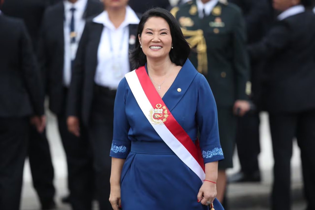 DanteBobadilla's tweet photo. Qué lindo es abrir Equis y encontrar a todas las inmundicias de la izquierda vomitando sus visceras de tanto odio a Keiko, mientras Keiko se luce con la banda presidencial y es reconocida por las FFAA como jefa suprema. Sufran nomás zurdos de mierda. https://t.co/9AailHlbRz