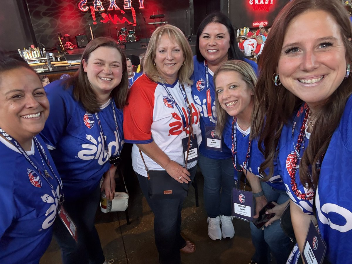 lindsayvx3's tweet photo. GM Conference day one! 🌶️ #texaslive #chilislove #photos #chilis #tripledipper #winning @wherry_lisa @vivalahaleey @cassidyhuska @DinpettyPetty @JBarraza6 @taryn_mahaffey https://t.co/kh4yzveI1d