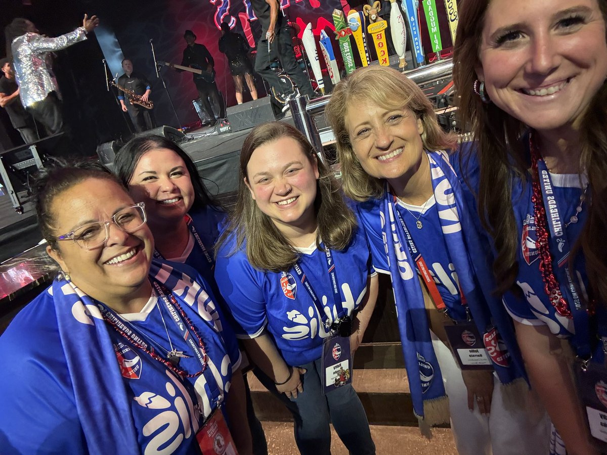 lindsayvx3's tweet photo. GM Conference day one! 🌶️ #texaslive #chilislove #photos #chilis #tripledipper #winning @wherry_lisa @vivalahaleey @cassidyhuska @DinpettyPetty @JBarraza6 @taryn_mahaffey https://t.co/kh4yzveI1d