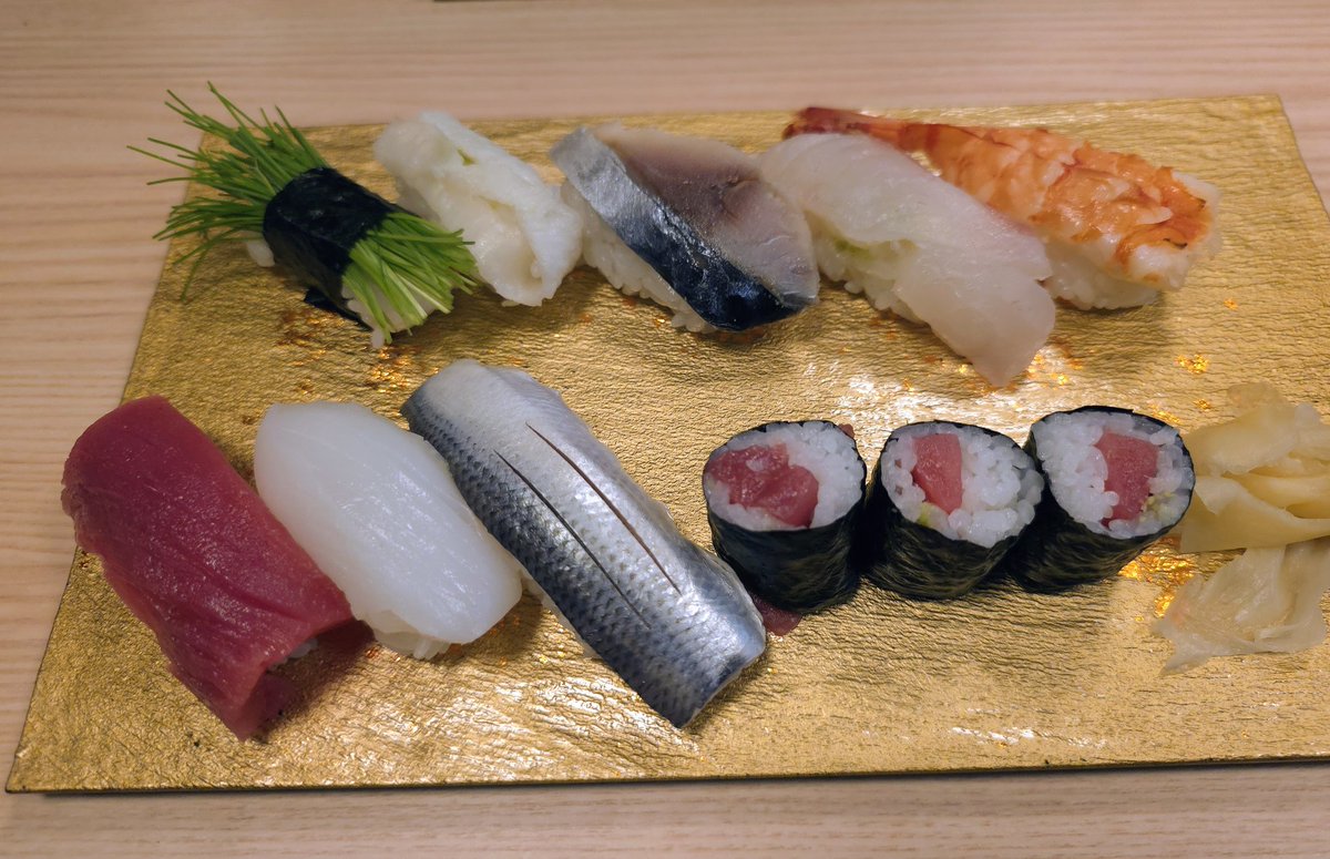 chiefparser's tweet photo. ととべぇ
荻窪でいい居酒屋さんを発見。
こぢんまりとした雰囲気の素敵なお店。
“おまかせにぎり”はこれで1250円。野菜スティックもおいしい。
奈良の“野菜のお刺身”が食べたくなったらここに来よう。
日本酒のラインナップもいい感じで酒器も素晴らしい。
初めて飲んだ福岡の有隣が美味しかった。 https://t.co/P3Fhp2o2lu