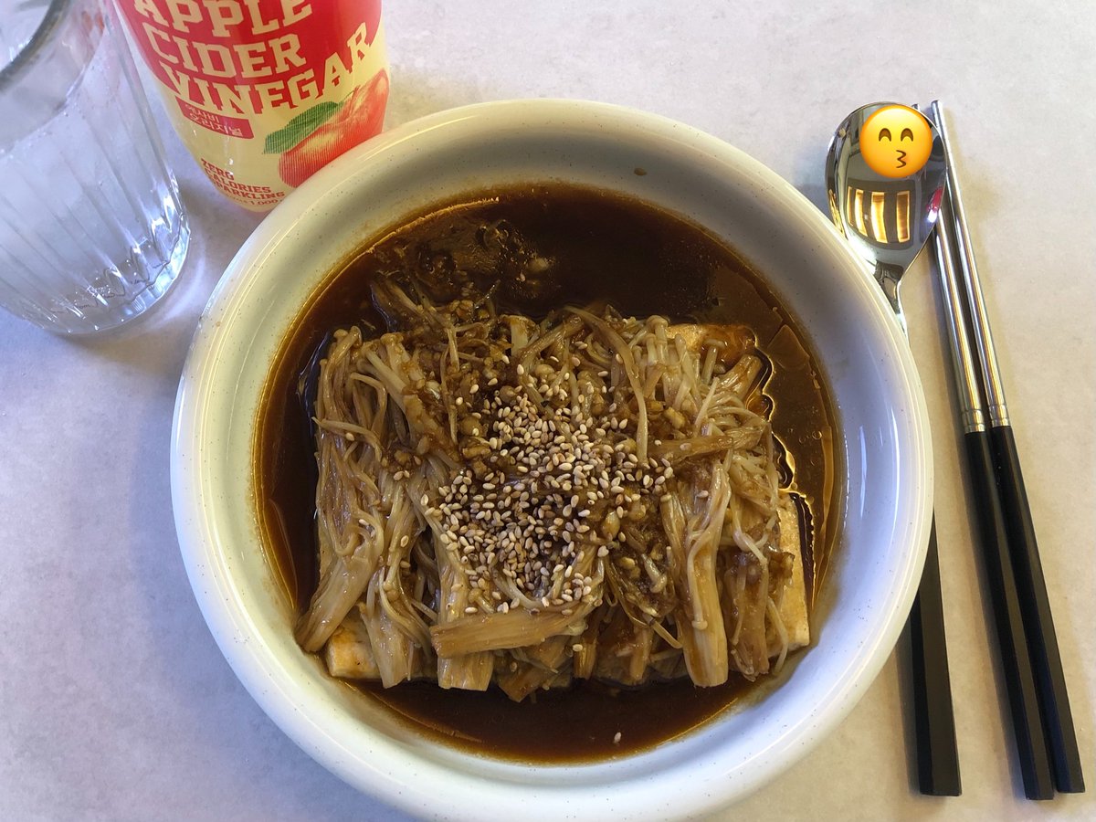duxuui's tweet photo. 집에 팽이버섯과 두부가 있다면 
꼬옥 팽이버섯두부조림 을 해먹어보도록 해 👩‍🍳 https://t.co/AoadTEtO0y